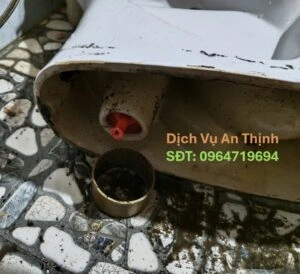 BỒN CẦU BỊ MẮC VẬT CỨNG TẠI ĐỒNG HỚI