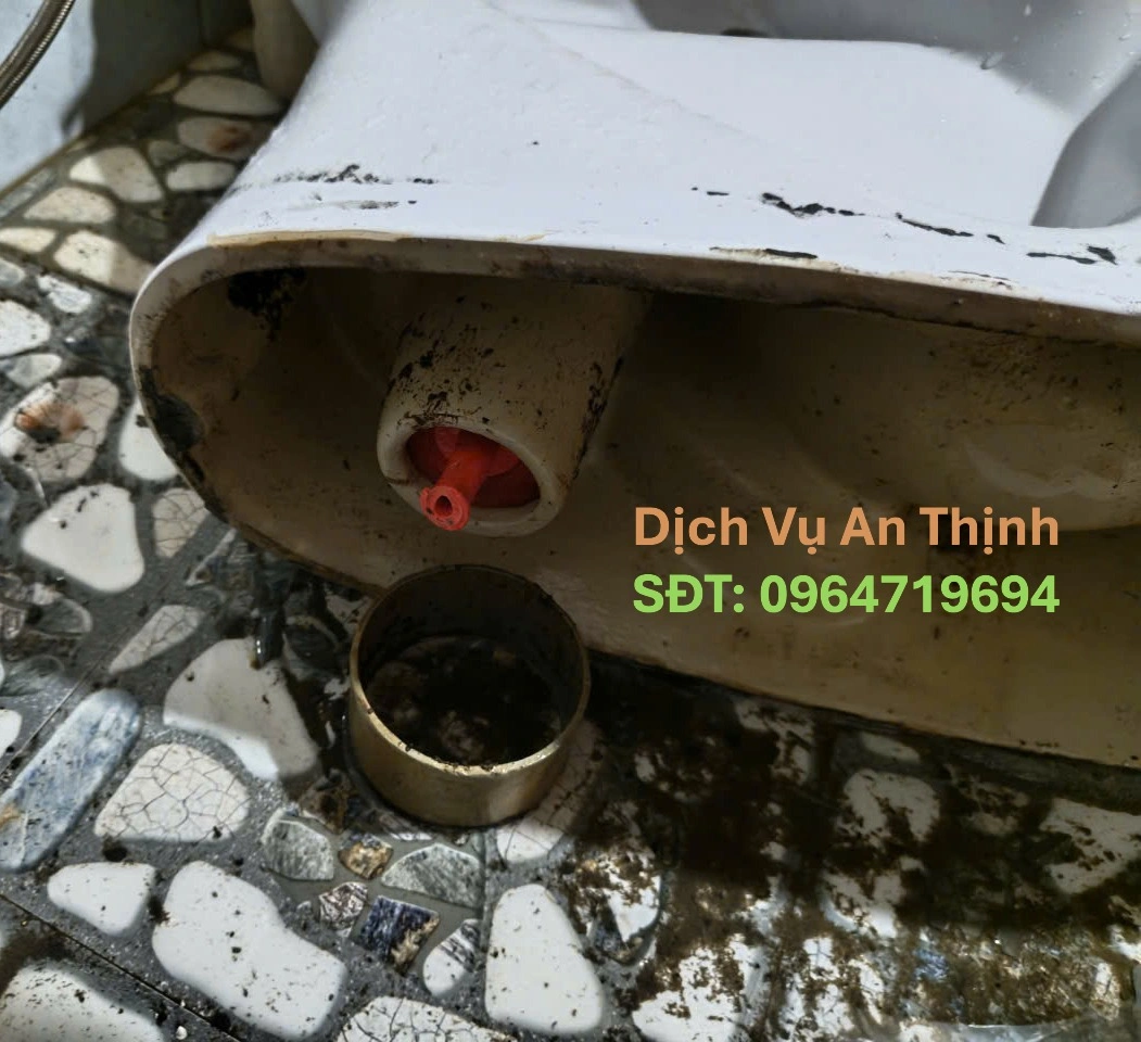 BỒN CẦU BỊ MẮC VẬT CỨNG TẠI ĐỒNG HỚI